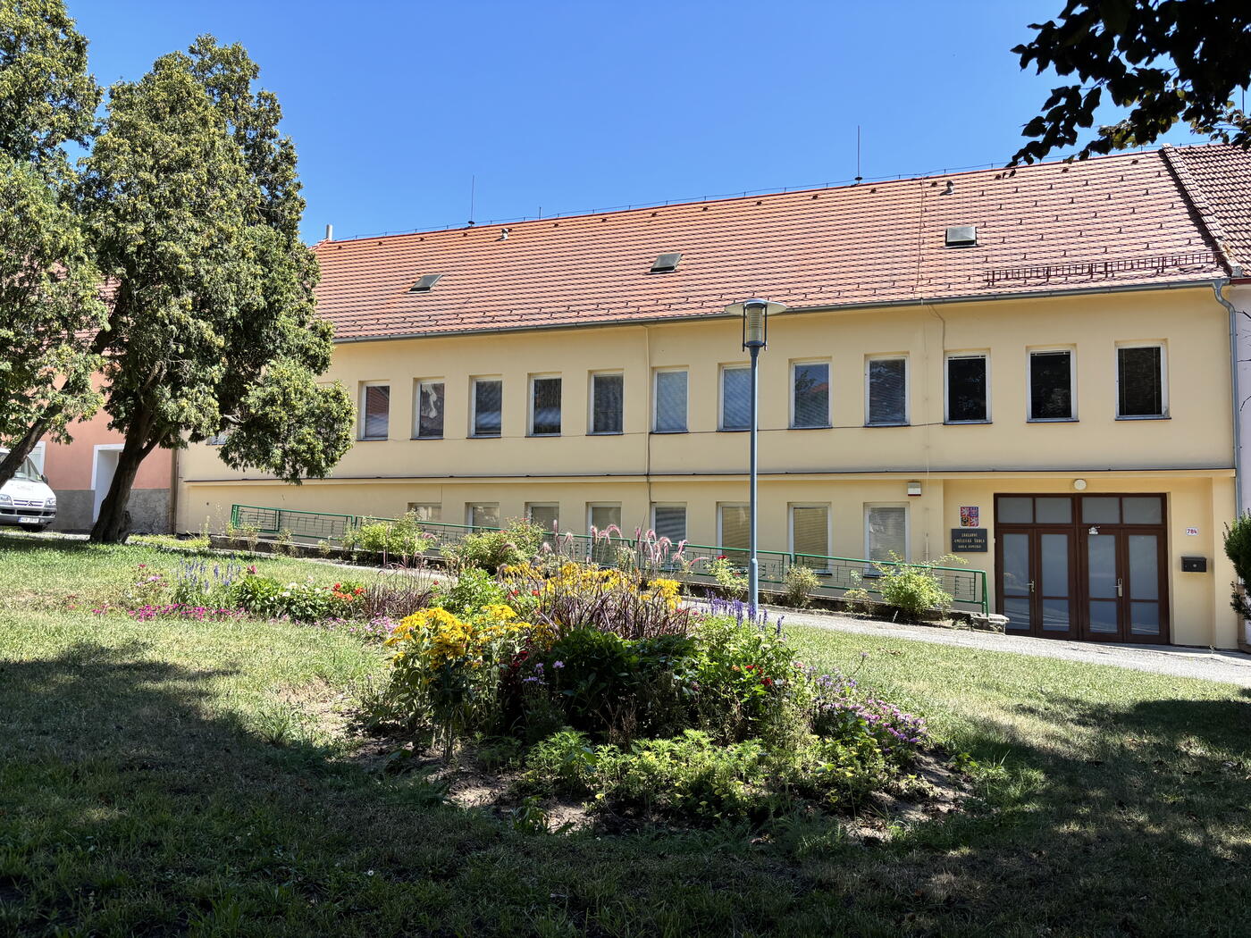 Budova školy na Zámeckém nádvoří